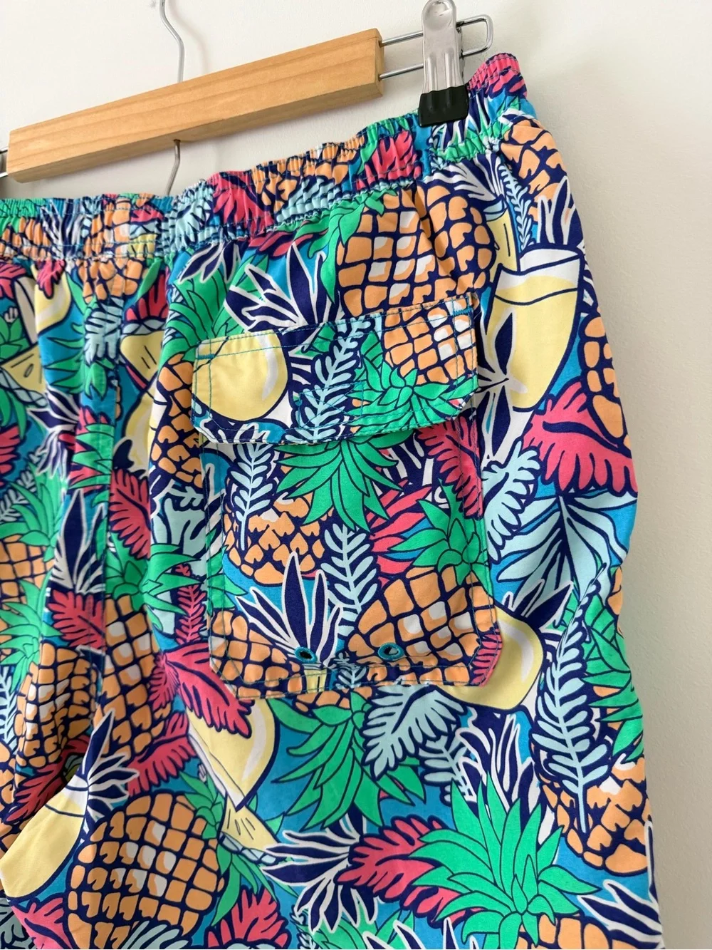 Vineyard Vines Men's Pineapple Print Swim Shorts